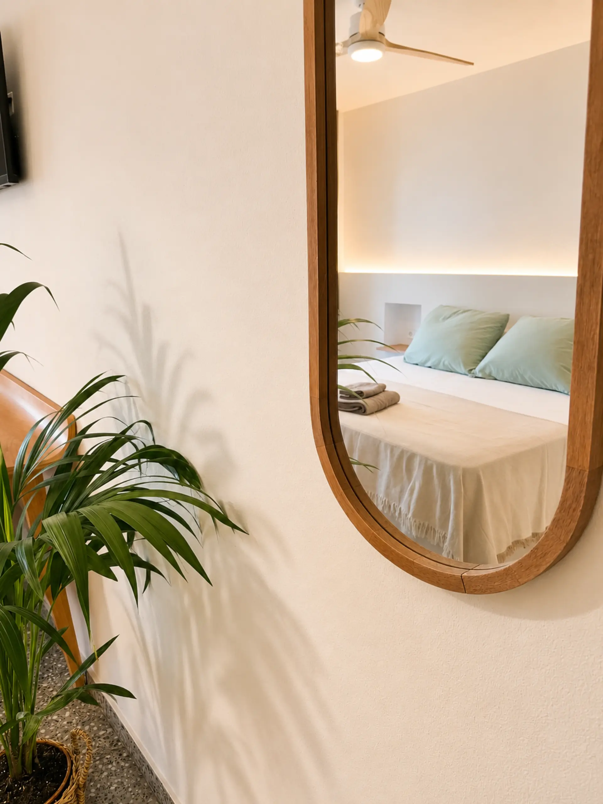 Espejo arqueado en habitación — detalle Hotel S'Algaret