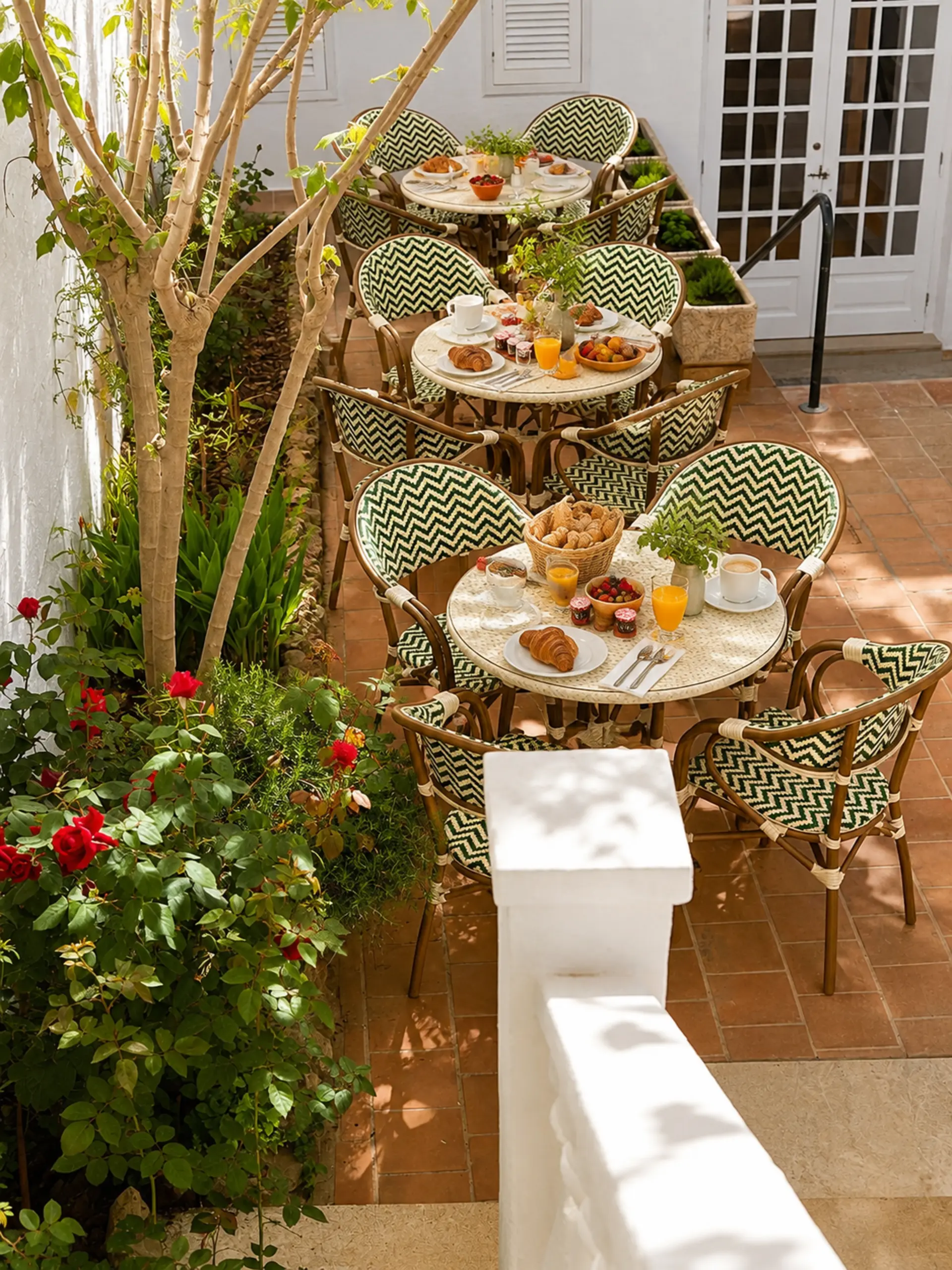 Desayuno en el patio — Hotel S'Algaret, Fornells