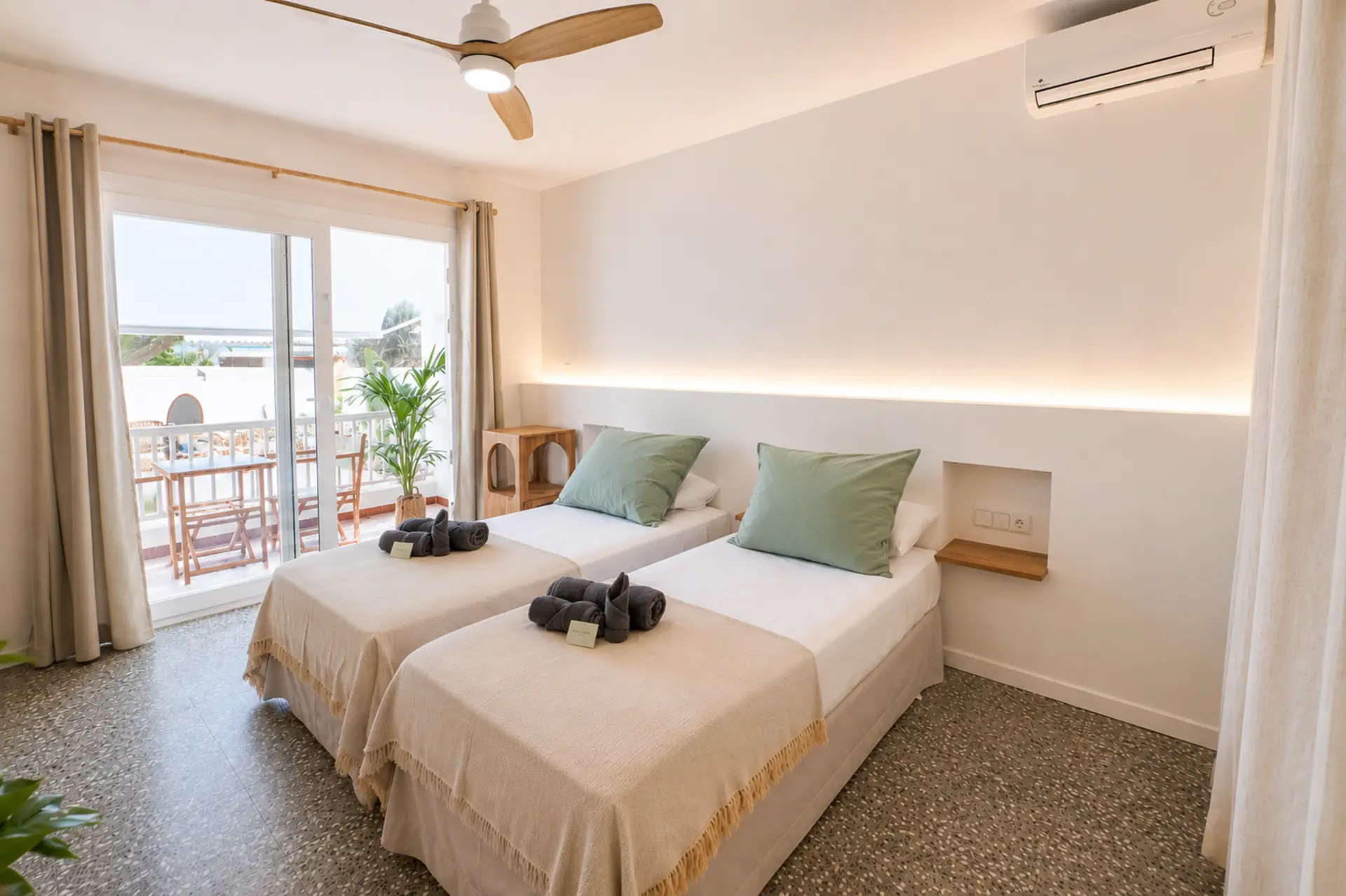 Habitación con camas individuales — Hotel S'Algaret