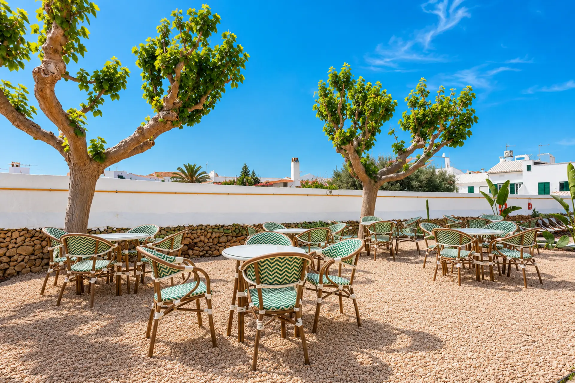 Patio interior con mesas — Hotel S'Algaret